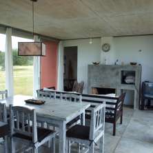 Comedor y Living con hogar a leña