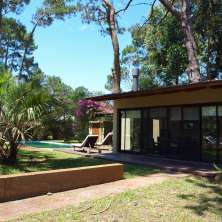 Vista al jardín y piscina