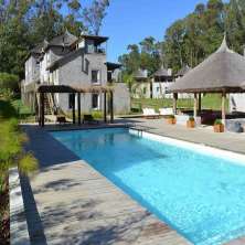 Piscina y Deck Solarium