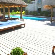Piscina y Deck Solarium