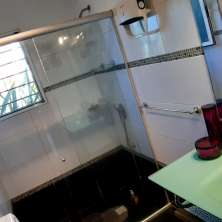 Baño moderno y luminoso