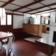 Comedor con estufa a leña