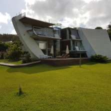 Fachada desde jardín