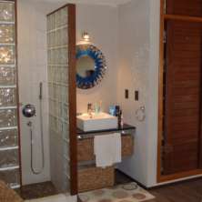 Ducha y lavado integrado en Dormitorio