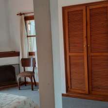 Dormitorio principal con hogar a leña