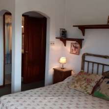 Dormitorio con baño en suite