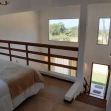 Dormitorio abierto con cofre de seguridad
