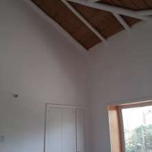 Dormitorio con techos altos
