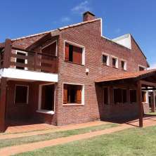 Fachada lateral con cochera