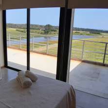 Dormitorio single con balcón
