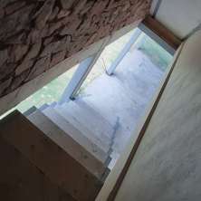 Escalera hacia cochera