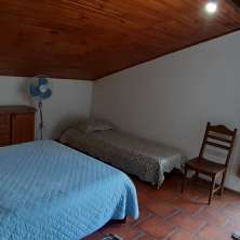 Dormitorio con balcón