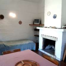 Luminoso comedor con hogar