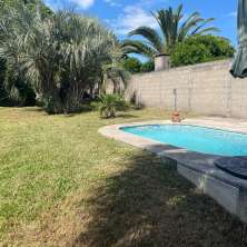 Jardín y piscina