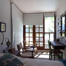 Dormitorio con vista al jardín