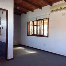 Dormitorio con baño en suite
