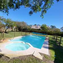 Piscina con jacuzzi