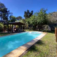Gran parque con piscina