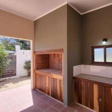 Parrillero con mesada y puertas en lapacho
