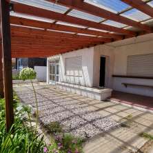 Gran terraza techada al frente