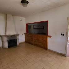 Amplio living con hogar