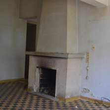 Amplio living con estufa a leña