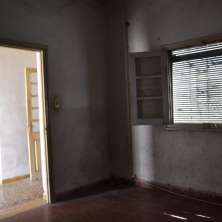 Dormitorio con vista al patio