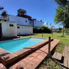 Piscina entre aptos y parrillero