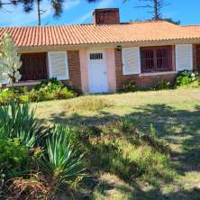 Precioso chalet de época ubicado sobre una de las avenidas principales de La Paloma