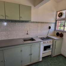 Cocina con gabinetes