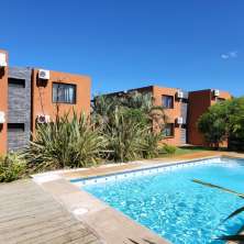 Piscina con deck solarium