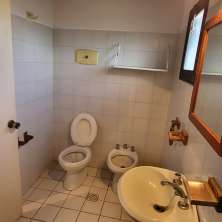 Baño ubicado entre dos dormitorios