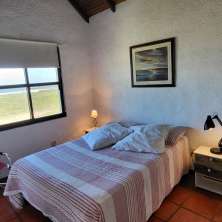 Dormitorio con vista al mar